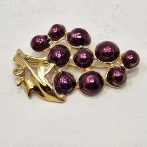 Grape Cluster Brooch Pin Gold Tone Purple Enamel Vintage Costume Jewelry Fruit